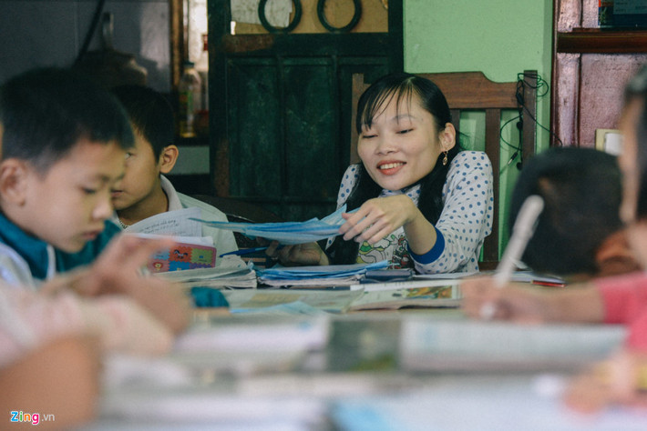 Lớp học kéo dài hơn 3 tiếng. Đôi lúc, cô giáo Tâm lại trở mình vì tê mỏi, vì những cơn ho chưa dứt, nhưng trong ánh mắt ấy vẫn ánh lên niềm hạnh phúc vì được làm điều mình mơ ước.