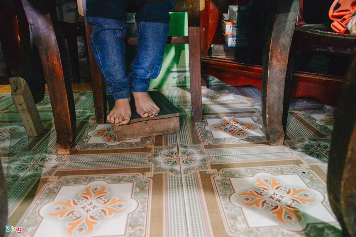 Sinh ra không được may mắn như các bạn đồng trang lứa, Nguyễn Thị Ngọc Tâm, 27 tuổi, bị mắc bệnh xương thủy tinh, một chân bị ngoặt lên trên đã mở lớp học miễn phí cho học sinh. Nhờ can thiệp của khoa học, Tâm đã duỗi thẳng được chân nhưng sức khỏe giảm sút.