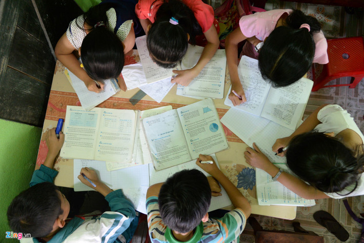 Những ngày cuối tuần, lớp đông học sinh hơn. Mỗi độ tuổi, các em được xếp ngồi với nhau để cô giáo tiện giảng dạy và cũng để các em trao đổi bài vở.