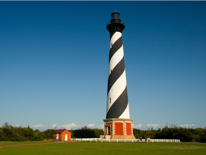 Bờ biển trên đảo Outer Banks ở North Carolina, Mỹ, đang bị xói mòn khiến những điểm du lịch nổi tiếng như ngọn hải đăng Cape Hatteras (có từ năm 1870) đứng trước nguy cơ biến mất.