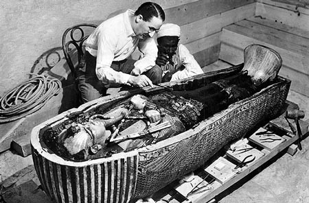 Hầm mộ có 3 gian và quách chứa thi hài pharaoh Tutankhamun được cất giữ ở gian trong cùng. Các chuyên gia đã phát hiện dương vật của xác ướp nhà vua Ai Cập này được cố định, dựng lên thẳng đứng trong một nỗ lực nhằm chống lại cuộc cách mạng tôn giáo do cha ông khởi xướng. Trong số khoảng 3.000 hiện vật còn nguyên vẹn trong mộ vua Tutankhamun, các chuyên gia vô cùng ấn tượng trước chiếc mặt nạ vàng nặng tới 110 kg.