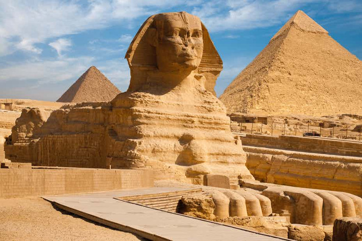 Tượng nhân sư gần đại kim tự tháp Giza cao 73,5 m. Công trình này được xây dựng trong triều đại Khafra. Tượng nhân sư là sinh vật mình sư tử, đầu người. Trong các truyền thuyết, nó thường xuất hiện trong các công trình kiến trúc cổ của người Hy Lạp và Ai Cập với nhiệm vụ canh giữ và bảo vệ.