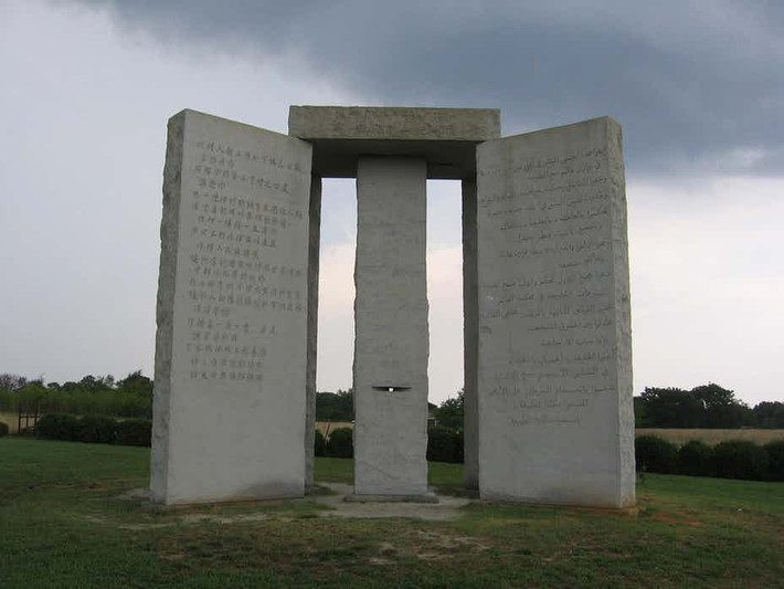 Đài kỷ niệm Georgia Guidestones là công trình nổi tiếng thế giới được làm từ đá granit và được dựng lên ở quận Elbert, bang Georgia năm 1979. Bức tượng này được khắc bằng 8 thứ tiếng: Anh, Tây Ban Nha, Swahili, Hindi, Do Thái, Ả Rập, Trung Quốc và tiếng Nga.