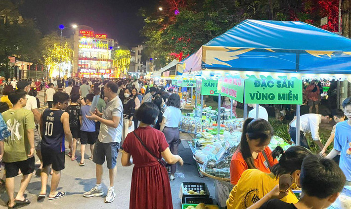Và những gian hàng đặc sản vùng miền luôn hút khách.