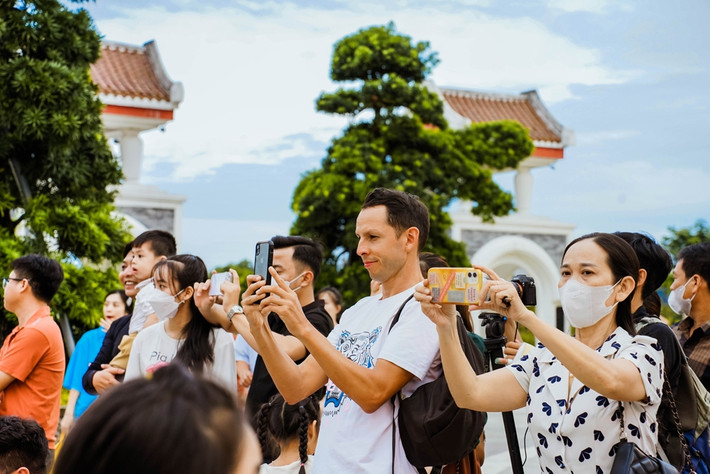 Đặc biệt, ngày 30/4, Công viên châu Á đã kết hợp với Công ty KingSky đưa vào khai thác dịch vụ “Bay khinh khí Cầu” tại khu vực bờ Đông công viên. Mỗi khinh khí cầu có sức chứa 6-12 khách, hoạt động trong 2 khung giờ 6h00-9h00 và 18h00-21h00 mỗi ngày, dự kiến phục vụ được 300-400 khách/ngày. Đây là trải nghiệm mới lần đầu đưa vào phục vụ khách tại Asia Park và được du khách hào hứng đón nhận./.