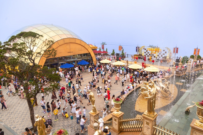 Các tiết mục nghệ thuật, show diễn được tổ chức đan xen, tiếp nối nhau ở các khung giờ và ở nhiều nơi trong khu du lịch, khiến cho du khách đến với Bà Nà Hills ở thời điểm nào cũng được tận hưởng không khí lễ hội tưng bừng, náo nhiệt. “Hôm nay tôi và gia đình đến KDL Sun World Ba Na Hills vào tầm đầu giờ chiều, không ngờ vẫn có rất nhiều show diễn, tiết mục hấp dẫn. Bà Nà giờ đây không chỉ đẹp mà còn luôn có nhiều trải nghiệm mới mẻ cho du khách, đi nhiều lần mà không thấy chán” –chị Vũ Ngọc Hương (Thanh Hóa) chia sẻ.