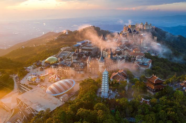 Không chỉ ban ngày, Bà Nà Hills về đêm cũng thu hút đông đảo du khách trải nghiệm. Từ ngày 28/4, khu du lịch đã triển khai chương trình ưu đãi trải nghiệm combo tiệc đêm Ba Na By Night, phục vụ tất cả ngày trong tuần khung giờ 15-22h, với giá vé 800.000 đồng/người lớn và 600.000 đồng/trẻ em. Giá vé đã bao gồm xe bus từ trung tâm Đà Nẵng tới Bà Nà và ngược lại, vé cáp treo khứ hồi, thưởng thức buffet nướng kết hợp bia Đức, các trải nghiệm vui chơi giải trí, biểu diễn nghệ thuật đặc sắc trong chương trình.