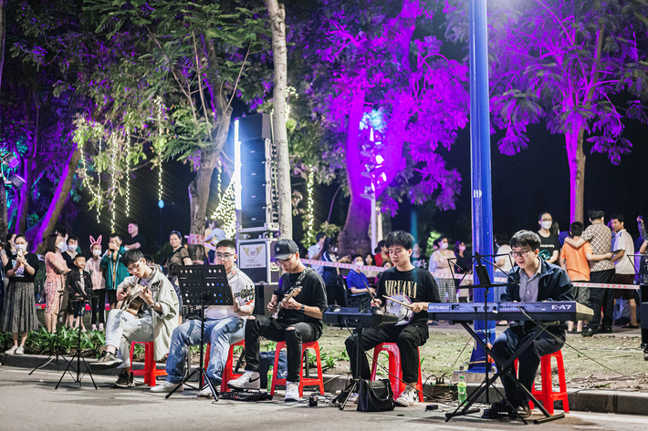 Phố đi bộ, chợ đêm Bạch Đằng đã thực sự trở thành địa điểm vui chơi giải trí, sinh hoạt văn hóa, ẩm thực hấp dẫn, đáp ứng nhu cầu của mọi tầng lớp nhân dân ở nhiều lứa tuổi.