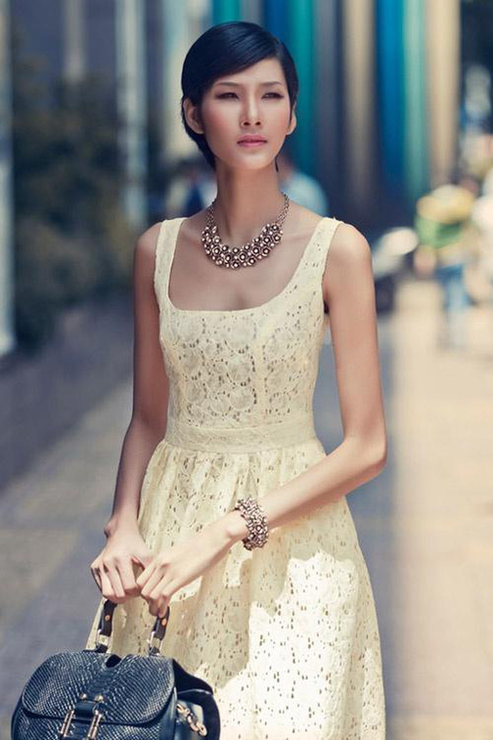 Hoàng Thùy: Thời điểm mới bước chân vào showbiz, Hoàng Thùy sở hữu thân hình được nhận xét là "da bọc xương". Cô còn bị gọi bằng biệt danh "cò hương".