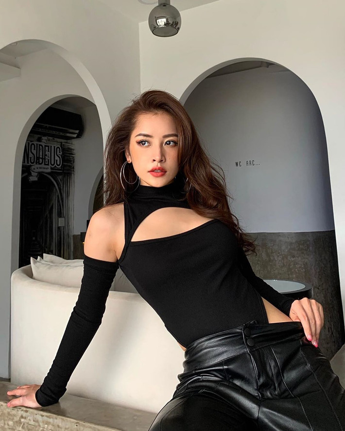 Với thân hình hiện tại, Chi Pu tỏ ra tự tin hơn khi diện các trang phục cắt xẻ tạo bạo. Cô thường xuyên đăng hình mặc gợi cảm, khoe số đo ba vòng lên trang cá nhân.