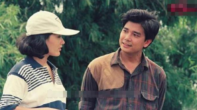 Trong phim "Gió qua miền tối sáng", vai diễn của Minh Hòa có mối tình lãng mạng với Quang - nhân vật do tài tử Lê Tuấn Anh đảm nhận. Mới đây, trong một gameshow truyền hình, NSND Minh Hòa có cuộc hội ngộ thú vị với NSND Hồng Vân - vợ của diễn viên Lê Tuấn Anh.
