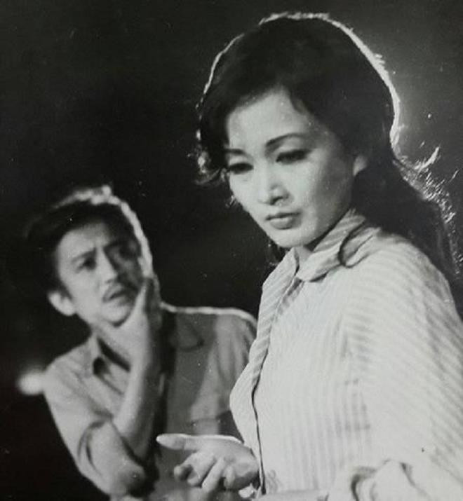 Ngoài công việc quản lý tại Nhà hát Kịch Hà Nội, Minh Hòa còn tham gia giảng dạy ở trường Đại học Sân khấu Điện ảnh Hà Nội. Khi bước qua tuổi 50 và đã được phong danh hiệu NSND, nữ diễn viên còn khiến nhiều người bất ngờ khi theo học Thạc sĩ nghệ thuật sân khấu. Nữ diễn viên chia sẻ, chị muốn nâng cao trình độ của bản thân để có thể dạy dỗ sinh viên một cách tốt hơn.