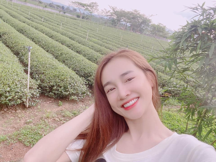 Sao Việt Nhã Phương rạng rỡ, trẻ trung dù đã là bà mẹ một con. Bà xã Trường Giang đăng ảnh kèm vài câu hát: "Về quê anh đi em à - vùng ngoại ô cách rất xa - ba mẹ anh ngày xưa cũng ở đấy - đồi xanh thơm mát những lá trà - trong lành hát những khúc ca - hương chiều quê nghe lúa thơm tình".