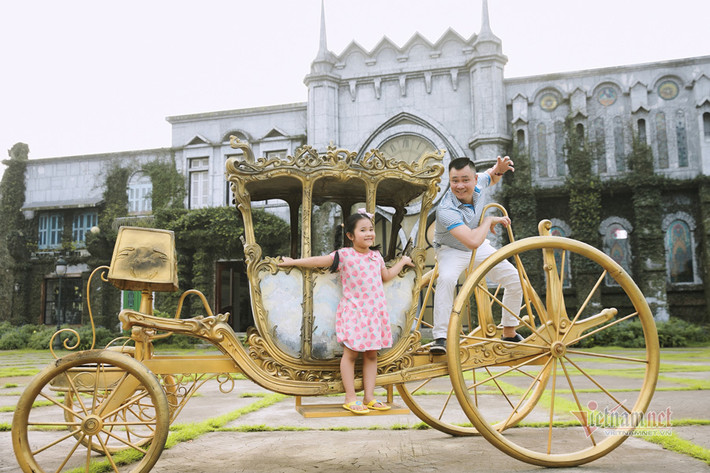 Con gái lớn của Tự Long năm nay 5 tuổi, ở nhà thường được gọi với tên thân mật là bé Táo. Ngay từ nhỏ, bé đã được nhiều người nhận xét là sở hữu gương mặt rất giống bố.