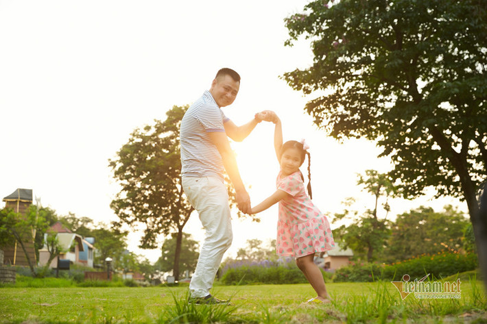 "Quả thật dù công việc của anh Long rất bận nhưng cứ lúc nào rời công việc là anh có mặt ở nhà, giúp đỡ vợ con. Thậm chí ngay cả việc đi chợ nấu cơm cho vợ ăn, bế con, ru con ngủ anh cũng làm hết", bà xã Tự Long hạnh phúc khoe.