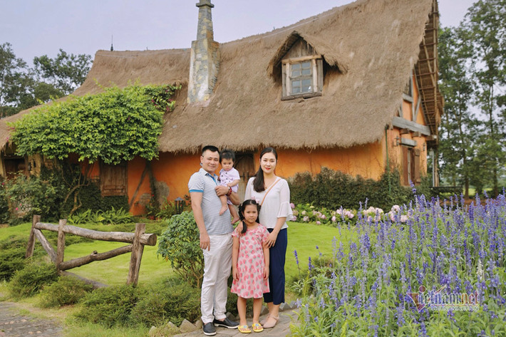 Vợ NSND Tự Long từng chia sẻ niềm hạnh phúc giản dị của gia đình: "Chúng tôi thường có những niềm vui bên nhau rất đơn giản như cùng đi chợ, đi mua sắm hoặc có thể chỉ là đi mua bỉm cho con, rồi những buổi sinh nhật, kỷ niệm tại nhà. Chúng tôi không thường lựa chọn sự xa hoa hay cầu kỳ. Với tôi, gia đình ở bên nhau là điều tuyệt vời nhất".
