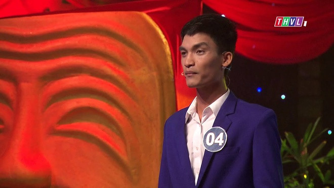 Mạc Văn Khoa: Mạc Văn Khoa là trường hợp điển hình đổi đời nhờ tham gia cuộc thi hài. Năm 2015 khi tham gia Cười xuyên Việt phiên bản thường, Mạc Văn Khoa chỉ là diễn viên chuyên diễn ở sân khấu tỉnh, ít tai biết đến. Sau khi giành giải á quân của cuộc thi, anh nhận được nhiều cơ hội công việc. Hiện tại, Mạc Văn Khoa xuất hiện liên tục trên sóng truyền hình, tham gia nhiều chương trình thuộc những thể loại khác nhau. Riêng năm 2019, anh góp mặt trong 2 dự án điện ảnh là Cua lại vợ bầu và Lật mặt 4: Nhà có khách.