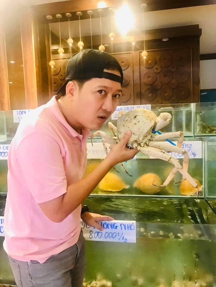 Mặc dù mặc trang phục bình dân, nhưng Trường Giang vẫn không quên chọn những món hải sản đắt đỏ để bà xã thưởng thức.