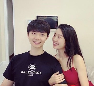 "Tôi nghĩ điều quan trọng nhất với đàn ông hiện giờ là tinh thần trách nhiệm. Tôi nghĩ tình yêu rất dễ nhầm tưởng, có nhiều thứ na ná tình yêu và khi tình yêu nồng cháy qua đi thì thứ gắn kết 2 người với nhau chính là việc có nghĩ cho nhau hay không. Do đó, với tôi quan trọng nhất là người kia yêu thương, trách nhiệm với mình", người đẹp chia sẻ trong một bài phỏng vấn trên báo chí.