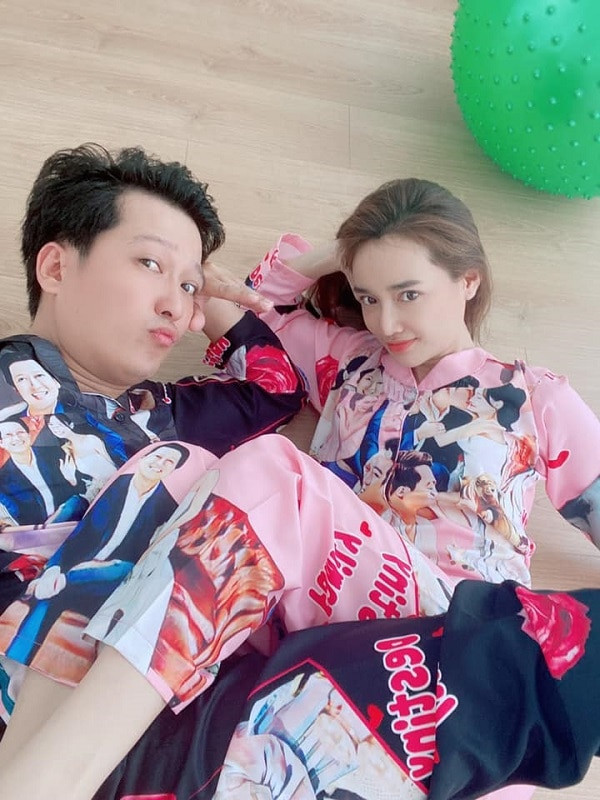 Trường Giang khoác trên mình bộ pyjama đen còn Nhã Phương thì diện trên mình bộ Pyjama màu hường.