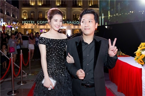 Đi dự thảm đỏ thì các trang phục sang trọng, thanh lịch đều cùng phải cùng tone màu giống nhau.