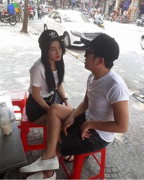 Chỉ là ngồi ăn bên lề đường, cặp vợ chồng showbiz Việt cũng chọn trang phục trắng -đen “ton sur ton” từ áo thun, mũ snapback cùng nhau.
