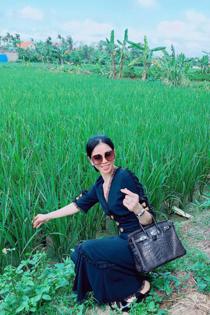 Lệ Quyên mặc đồ giản dị về thăm quê.