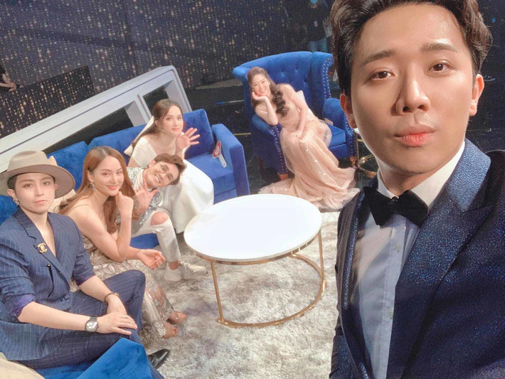 Diễn viên Lan Phương chia sẻ ảnh hậu trường cùng Trấn Thành, Hương Giang khi tham gia một gameshow truyền hình. Nữ diễn viên viết: "Lâu lắm mới có dịp gặp lại trai xinh gái đẹp ở Sài Gòn".