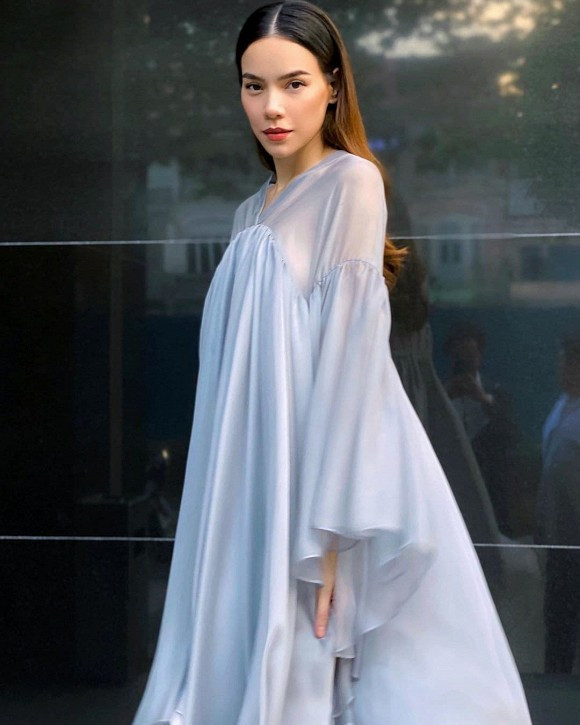 NTK Lý Quí Khánh - một người em thân thiết của Hà Hồ liên tục thiết kế những bộ váy cực kỳ thùng thình cho cô.