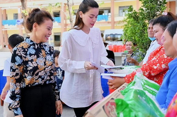 Cách đây không lâu, Hà Hồ diện một mẫu áo có phom rộng tương tự đi từ thiện. Nhiều người cho rằng nó khác xa với cách lên đồ quen thuộc của Hà Hồ khi đi làm từ thiện từ trước tới nay.