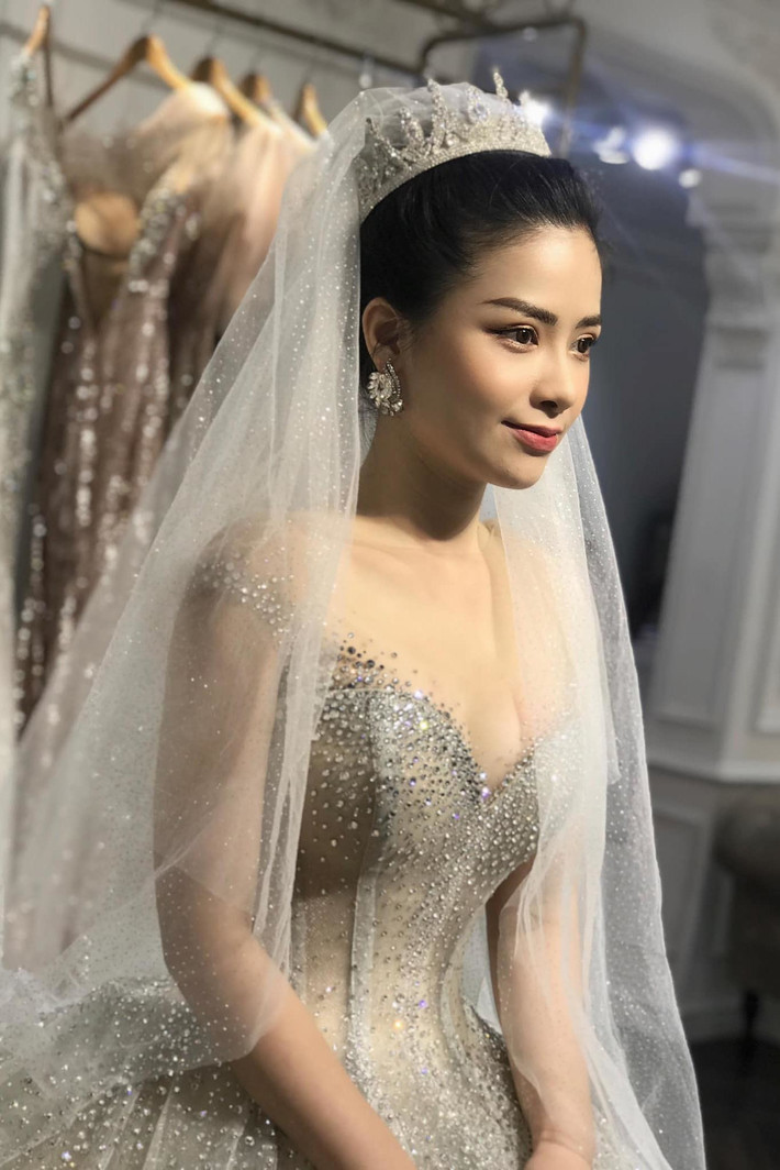Dương Hoàng Yến gây bất ngờ với loạt ảnh mặc váy cưới lộng lẫy dự báo việc sắp lên xe hoa. Nữ ca sĩ viết: "Phụ nữ nếu như gặp được đàn ông tốt, thì cả đời sẽ chẳng cần trưởng thành nữa".