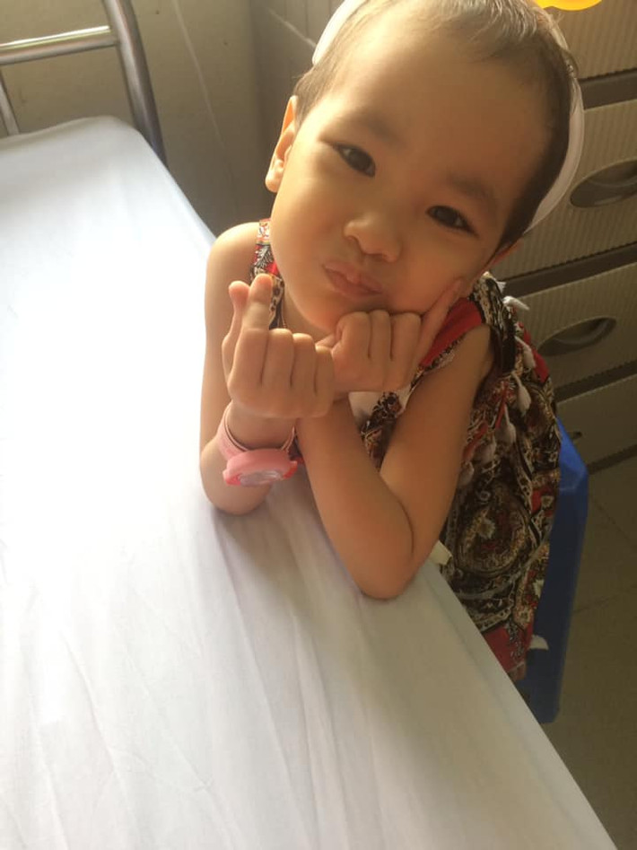 Dù mang trong mình căn bệnh hiểm nghèo nhưng Hà My luôn vui tươi, dũng cảm. Em còn động viên mẹ cùng cố gắng. Ảnh: FB