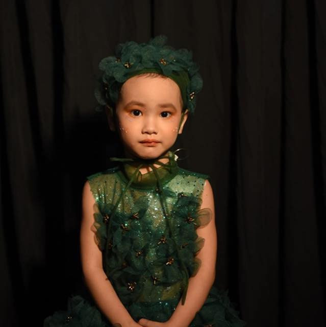 Người mẹ trẻ cũng từng khiến nhiều người rơi nước mắt khi chia sẻ về cô con gái cưng: "Thương em lắm. Không được may mắn như các bạn, em của mẹ còn bé xíu đã phải gánh trên mình những cơn đau vật vã do căn bệnh quái ác mang lại". Ảnh: FB