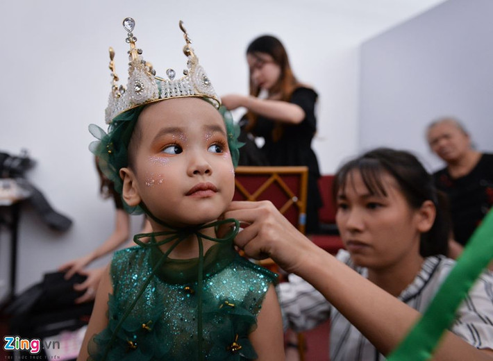 Hình ảnh đáng yêu như thiên thần của Hà My ở hậu trường show diễn. Mẹ Hà My cũng có mặt để chăm sóc cô con gái nhỏ. Ảnh: Zing