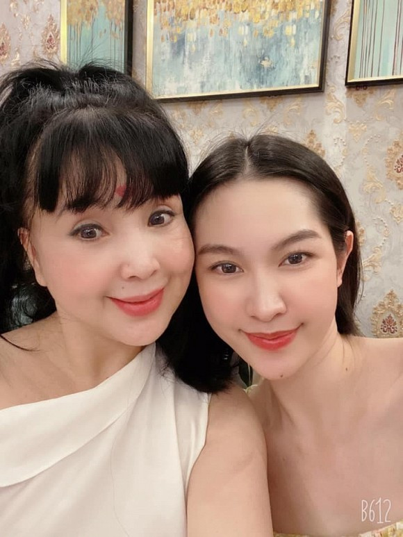 NSND Lan Hương bén duyên với điện ảnh khi còn nhỏ với vai diễn trong phim "Em bé Hà Nội". Nét diễn hồn nhiên, trong trẻo và hiền lành trên màn ảnh của nữ diễn viên giúp chị ghi được ấn tượng đẹp với khán giả. Giờ đây, Lan Hương cũng rất hạn chế tái xuất trên màn ảnh, chỉ trừ khi có kịch bản tâm đắc. Sau khi nghỉ hưu tại nhà hát Tuổi trẻ, chị dành nhiều thời gian và tâm huyết khi giảng dạy ở trường Sân khấu Điện ảnh. Về cuộc sống đời tư, NSND Lan Hương hiện đang có cuộc sống hạnh phúc bên đạo diễn Tất Bình.