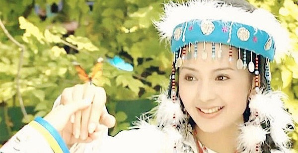 Lưu Đan nổi tiếng với vai công chúa Hàm Hương trong bộ phim “Hoàn Châu Cách Cách” của nữ sĩ Quỳnh Dao. Lưu Đan sinh năm 1975, tại Cáp Nhĩ Tân, Trung Quốc. Cô có niềm đam mê nghệ thuật từ nhỏ nên được bố mẹ cho đi học múa và chập chững bước vào ngành giải trí năm 18 tuổi với vài vai diễn phụ trong: Tể tướng lưu gù Tân Long Môn khách sạn, Tây Du Ký 2... Sự nghiệp diễn xuất của cô bước sang một trang mới khi được Quỳnh Dao cùng đoàn làm phim chọn vào vai công chúa Hàm Hương. Đạo diễn Lý Bình chia sẻ anh chọn Lưu Đan vì nét đẹp dịu dàng và một phần là nhờ vào khả năng múa của cô.