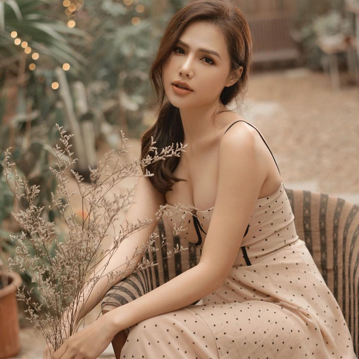 Nổi tiếng, được nhiều người biết đến nhưng Phanh Lee khá kín tiếng về đời tư. Trước khi công khai được bạn trai cầu hôn, cô nàng chỉ úp mở chuyện hẹn hò.