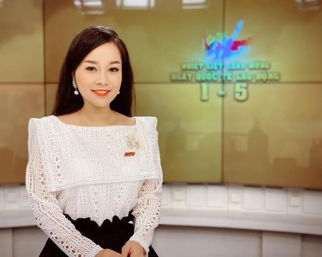 Cách đây 14 năm, Minh Hương được chú ý khi diễn xuất trong sitcom Nhật ký Vàng Anh mùa đầu tiên (ở phần hai vai Vàng Anh do Hoàng Thùy Linh thể hiện). Tuy nhiên, sau đó cô không theo đuổi nghệ thuật, mà dần chuyển sang công việc làm MC. Hiện cô là MC, BTV của kênh truyền hình ANTV. Thỉnh thoảng, Minh Hương mới góp mặt trong một dự án phim. Chia sẻ về chuyện rẽ lối sự nghiệp, cô từng nói: "Mỗi nghề nghiệp sẽ có khó khăn vất vả riêng. Tôi lựa chọn làm BTV cho truyền hình Công an Nhân dân bởi tôi muốn trải nghiệm công việc mới và thử thách bản thân".