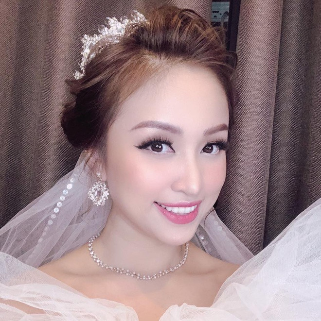 Vân Hugo chia sẻ cô chuẩn bị lên xe hoa lần 2 sau nhiều năm làm mẹ đơn thân. Tuy nhiên, nữ MC vẫn giấu kín danh tính bạn trai. Hồi cuối năm 2018, cô từng tâm sự bạn trai đến sau nhưng rất tôn trọng người yêu. Người đàn ông đến sau yêu thương, quan tâm mẹ con cô từ những điều nhỏ nhất. Theo Thanh Vân, cũng nhờ sự yêu thương của bạn trai, cô như được hồi sinh sau những sóng gió, đổ vỡ.