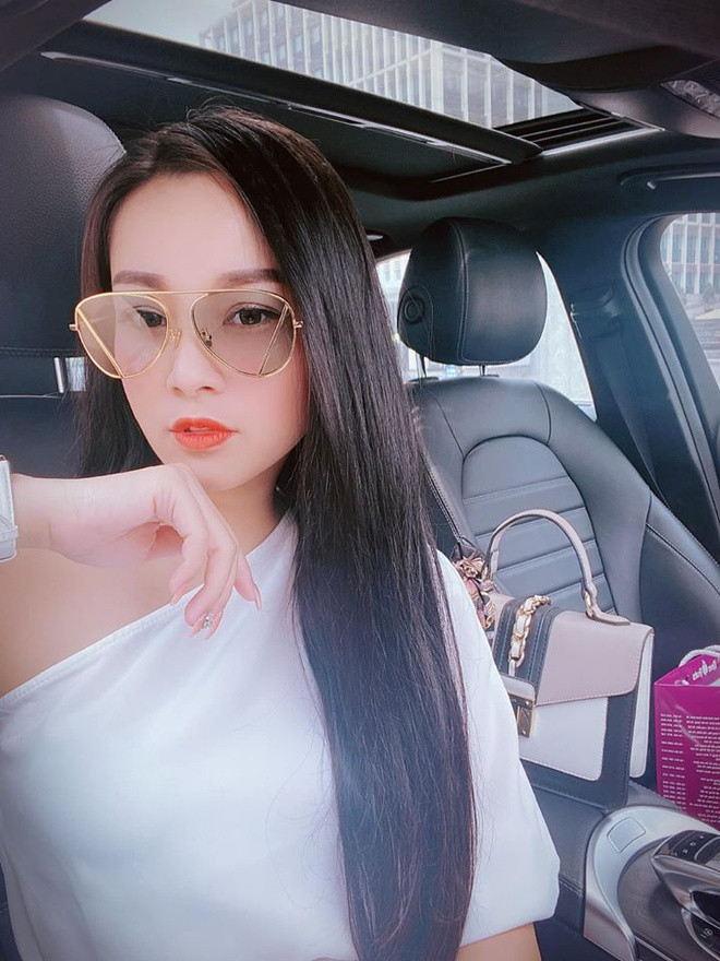 Minh Hương có cuộc sống hôn nhân hạnh phúc bên ông xã kiến trúc sư và hai con. Cô tâm sự gia đình là điểm tựa giúp bản thân cân bằng cuộc sống, là nơi được nạp năng lượng, yêu thương, chăm sóc.
