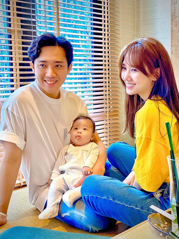 "Nhìn vậy thôi chứ có con thiệt là mệt lắm nha! Khỏi đi chơi, khỏi làm gì được với nó luôn", MC Trấn Thành hài hước chia sẻ.