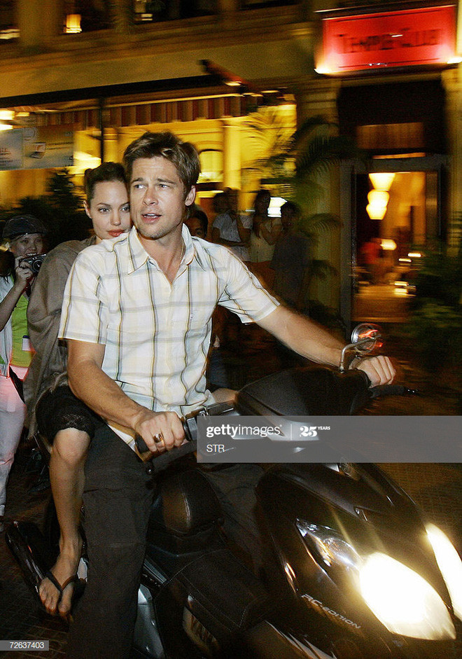 Đặc biệt lúc này Brad Pitt đang giữ vững phong độ ngoại hình sáng giá nhất Hollywood, còn Angelina Jolie quyến rũ, cực thần thái, là biểu tượng nhan sắc thế giới.
