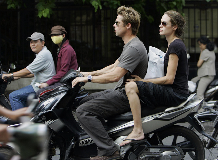 Đáng nói, dù không cần lên đồ sang chảnh và trang điểm, nhưng Angelina Jolie và Brad Pitt vẫn nổi bần bật giữa phố phường nhờ gương mặt cực phẩm trời cho. Loạt ảnh đẹp của cặp Brangelina khi vi vu bằng xe máy gây bão trên cả MXH Việt và nước ngoài vì không khác gì cảnh phim hành động.