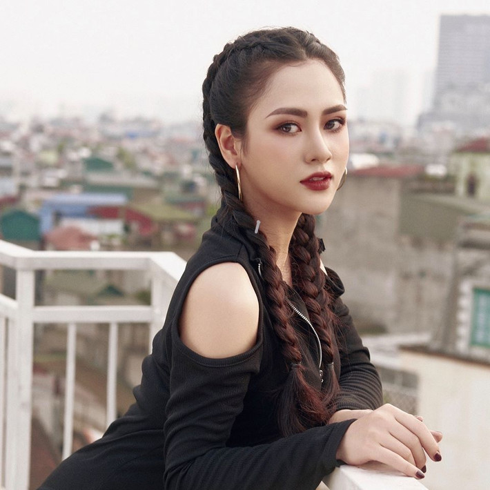 Điểm chung của vai một cô gái quê ghê gớm làm nghề gội đầu trên phim và Việt Hoa ngoài đời chính là nhan sắc nổi bật của nữ diễn viên.