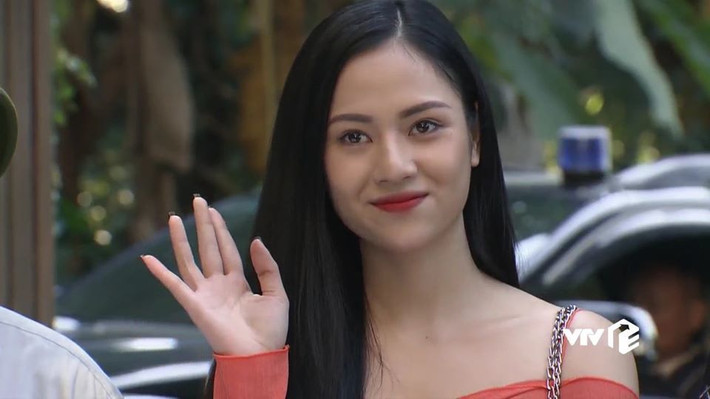 Việt Hoa bắt đầu được khán giả truyền hình biết đến qua vai Đào trong phim "Cô gái nhà người ta" và kế đến là "Những ngày không quên".