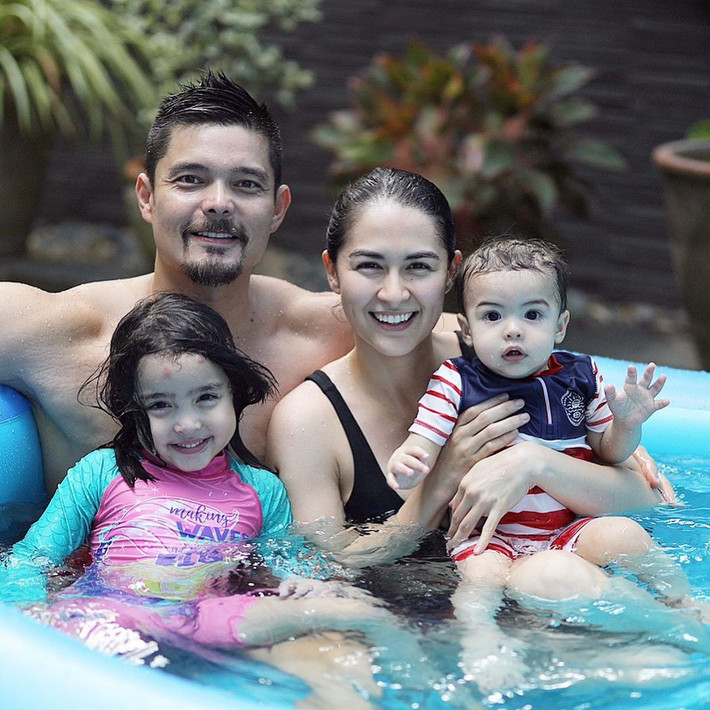 Gia đình của nữ diễn viên Marian Rivera được xem là "gia kiểu mẫu" ở Philippines. Hôn nhân viên mãn, cuộc sống hạnh phúc, giỏi kiếm tiền là những gì truyền thông nói về họ. Thậm chí, Zia - con gái lớn của hai ngôi sao nổi tiếng - được mệnh danh là cỗ máy hái ra tiền từ khi 5 tháng tuổi.