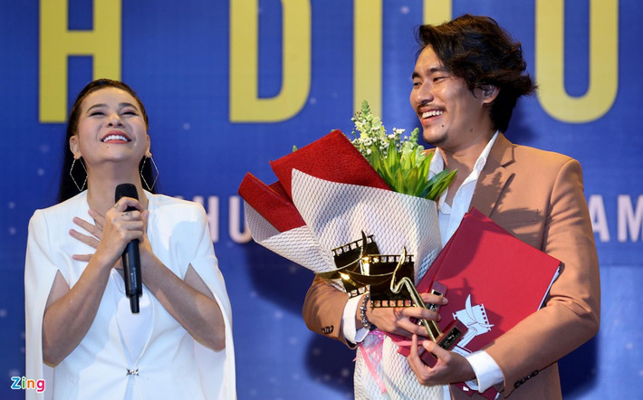 Cát Phượng chia sẻ cô cảm thấy hãnh diện khi được nhận giải thưởng từ Hội Điện ảnh Việt Nam. Nữ diễn viên gửi lời cảm ơn toàn bộ ê-kíp đã tạo điều kiện để cô bộc lộ hết khả năng. Đứng cạnh bạn gái, Kiều Minh Tuấn không giấu nổi hạnh phúc. "Được đứng đây để nhận giải Cánh diều vàng bên cạnh người yêu của mình thực sự là một kỷ niệm đẹp đối với tôi trong quãng thời gian theo đuổi sự nghiệp diễn viên", anh nói.