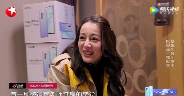 Trước đó, người đẹp cũng nhiều lần gây tranh cãi vì nhan sắc thật. Một bộ phận cư dân mạng khẳng định vẻ ngoài long lanh của Địch Lệ Nhiệt Ba hầu hết đều nhờ cậy vào photoshop và trang điểm.