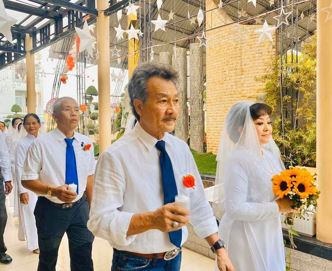 Cuối tháng 2 vừa qua, danh ca Hương Lan nhận được nhiều lời chúc mừng của khán giả khi chia sẻ loạt ảnh cưới tổ chức tại nhà thờ Ba Giồng, Tiền Giang. Nữ ca sĩ mặc áo dài trắng, cầm hoa bên ông xã dưới sự căn dặn của cha xứ khiến mọi người xúc động.