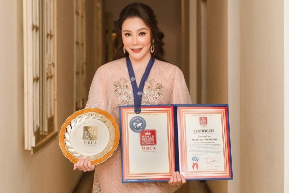 Hồ Quỳnh Hương bộc bạch khi nhìn lại quá khứ: “Tôi đã đi đến cùng cực nên ăn chay để cứu mình. Đã từng có thời gian, lên sân khấu, tôi như một cái máy. Khi về nhà, tôi như một cái cây khô, khoác lên đầy hàng hiệu nhưng tâm hồn thì đã chết".